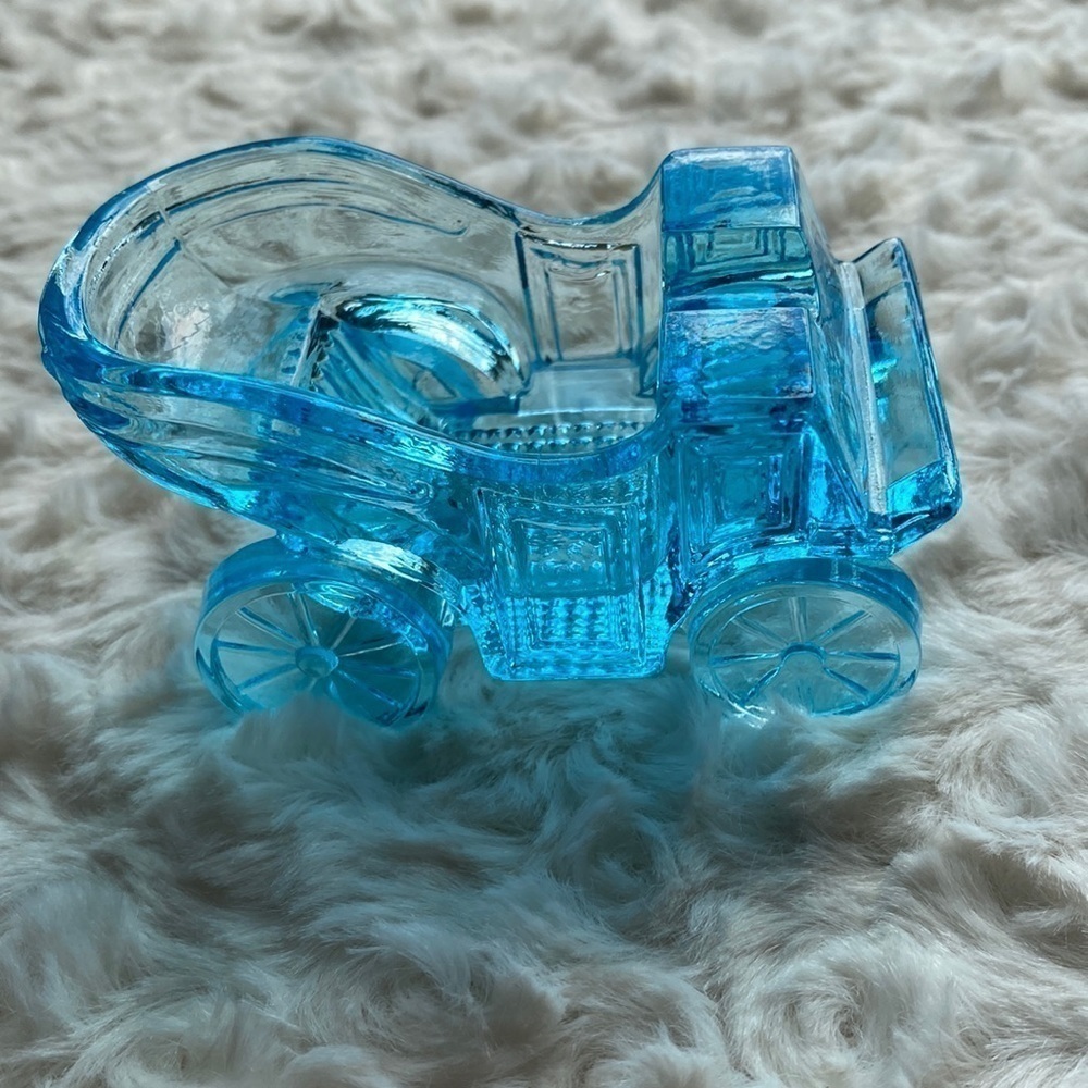 HORSELESS CARRIAGE~ASHTRAY~MCM~
LG WRIGHT~VINTAGE~BLUE PRESSED GLASS~NICE~BR